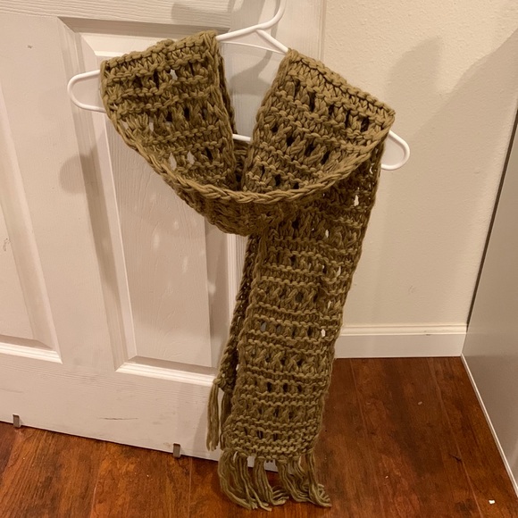 Knit Scarf❤️‍🔥 $4 items- 4/$10 - Picture 1 of 2